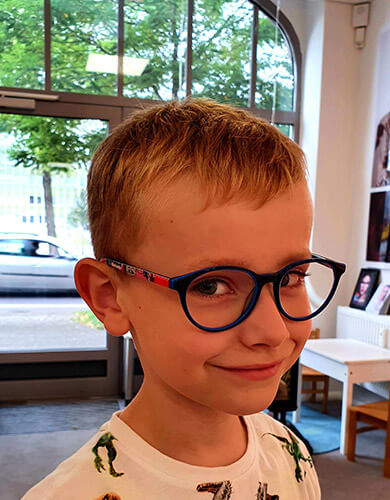 Kind mit Brille